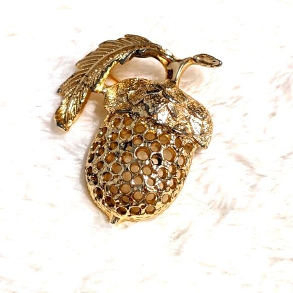 Vintage 1970's Sarah Coventry Acorn Brooche - Picture 9 of 9